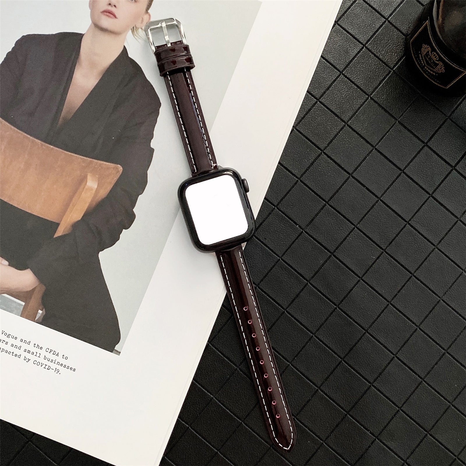 For Apple Watch Ultra 2 Ultra 49mm / 9 / 8 / 7 45mm / 6 / 5 / 4 / SE / SE (2020) / SE (2023) 44mm / 3 / 2 / 1 42mm Glossy PU Watch Band - Brown For Apple Watch Ultra 2 Ultra 49mm / 9 / 8 / 7 45mm / 6 / 5 / 4 / SE / SE (2020) / SE (2023) 44mm / 3 / 2 / 1 42mm Glossy PU Watch Band - Brown